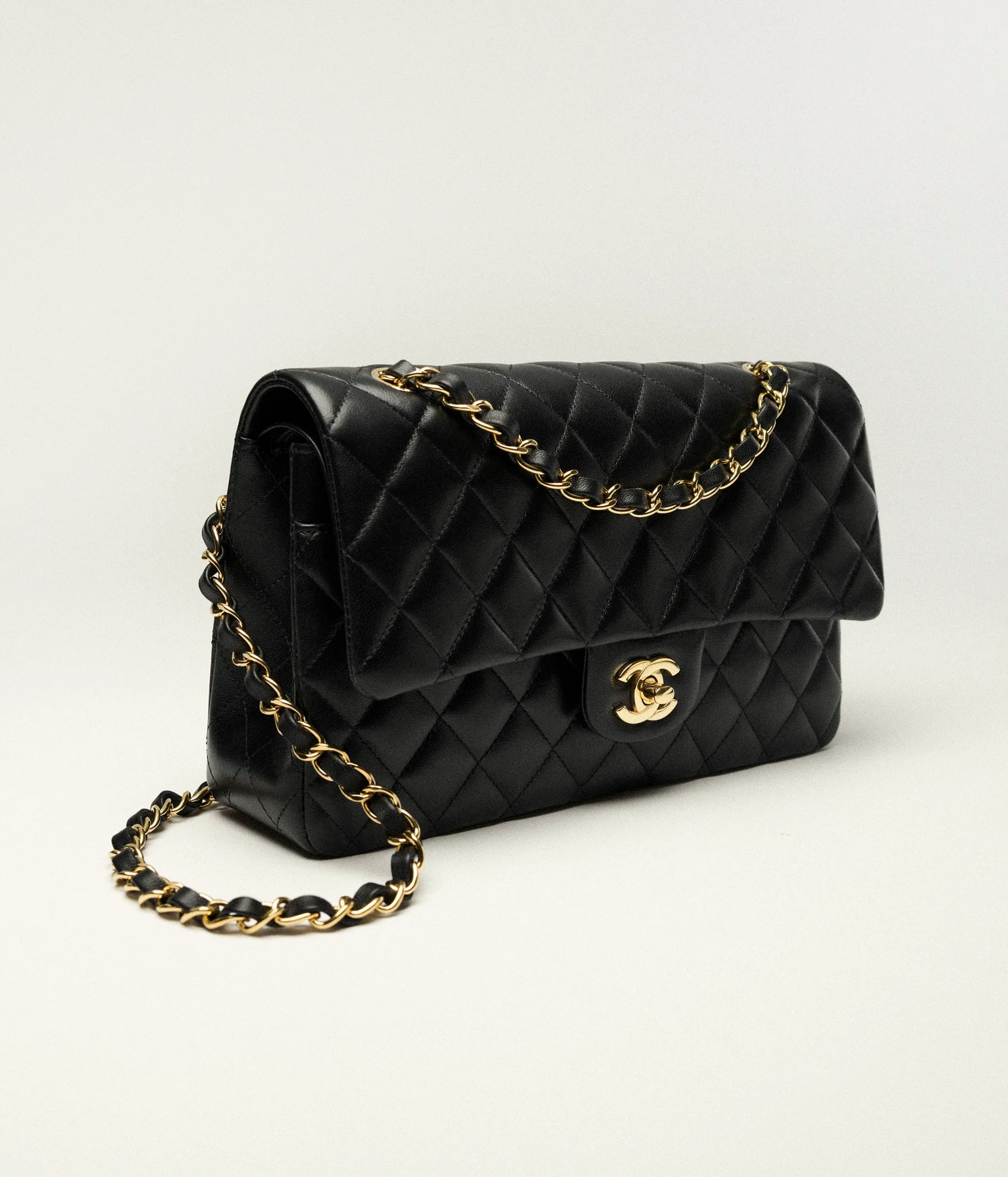 Chanel Classic Handbag
 
Grained Calfskin & Gold-Tone Metal 
Black